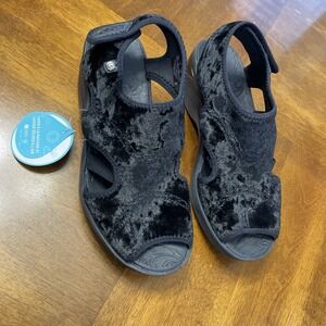 Bzees Drama Women's 10W Crushed Black Velvet Slip-On Shoes NWT New No Box